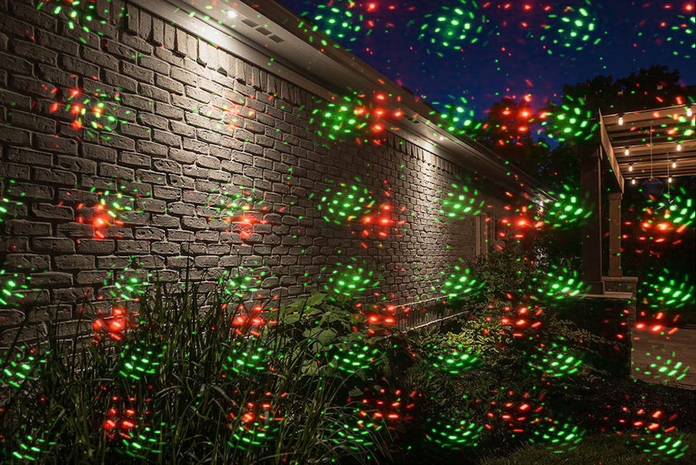 chiếu đèn laser vào vườn tường nhà