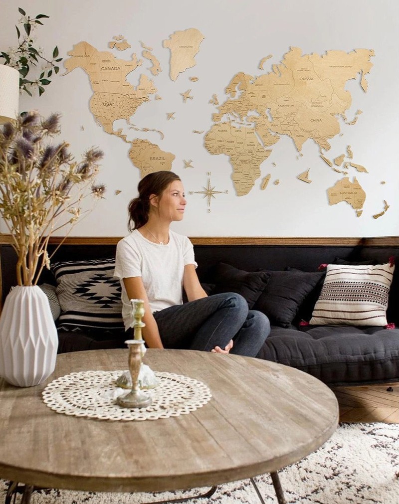 bản đồ thế giới trên tường màu sáng gỗ