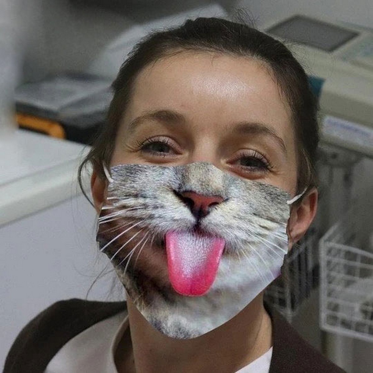 mặt nạ trên khuôn mặt mèo con với lưỡi
