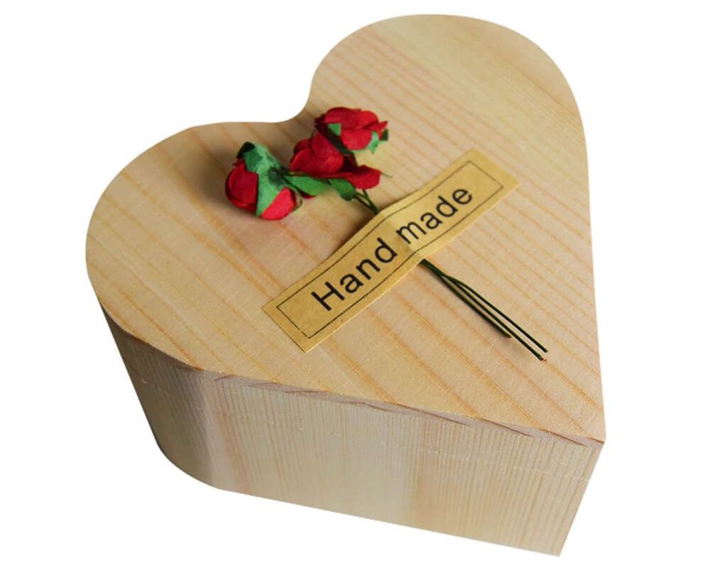 hoa hồng trong hộp hình trái tim từ gỗ