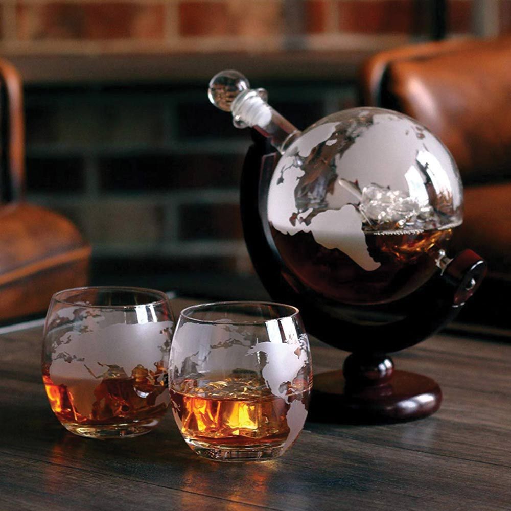 rượu whisky đặt trong hình dạng của một quả địa cầu