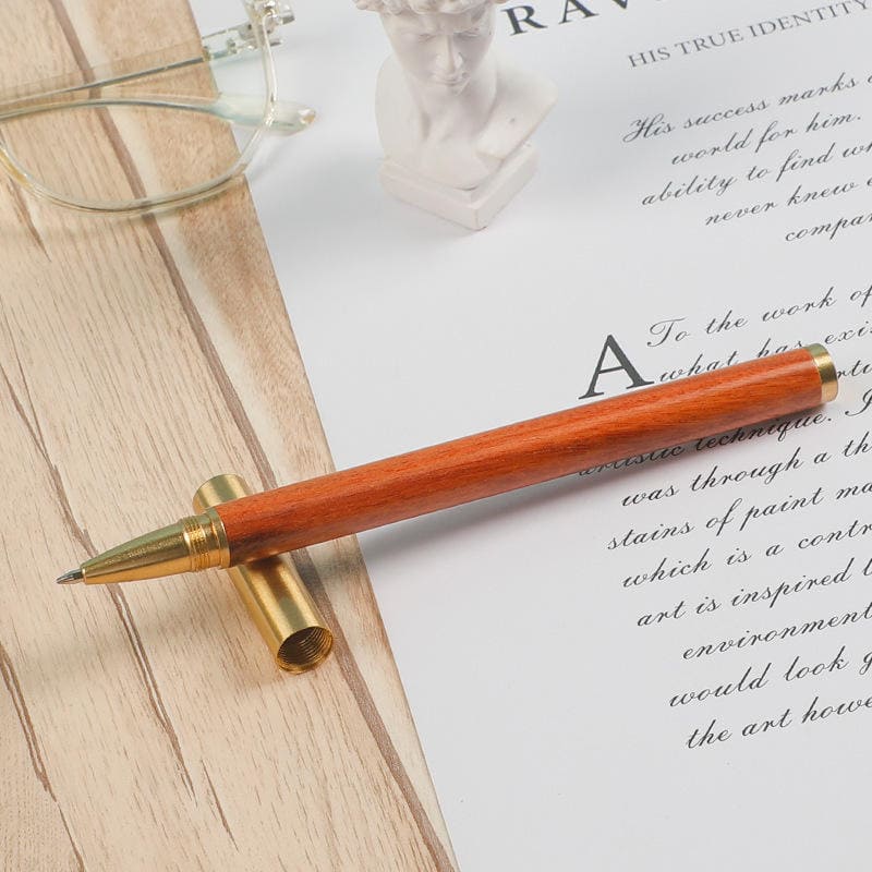 bút vàng với thiết kế bằng gỗ
