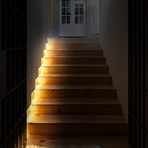 ánh sáng định hướng trên cầu thang dải dẫn