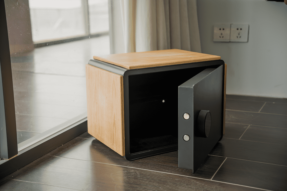 két sắt mini bằng gỗ có chốt hoặc ứng dụng smartphone